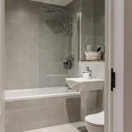 Apartment Emerald Elegance, 2bed 2bath Leeds Escape, Center & Stadium *