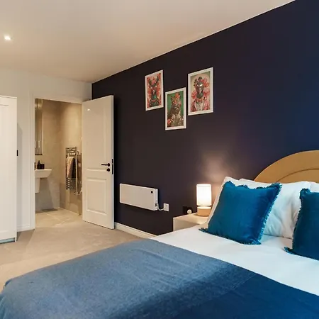 Jungle Luxe Retreat, 2bed 2bath Leeds, Center & Stadium