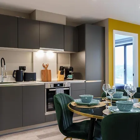 Apartment Emerald Elegance, 2bed 2bath Leeds Escape, Center & Stadium *