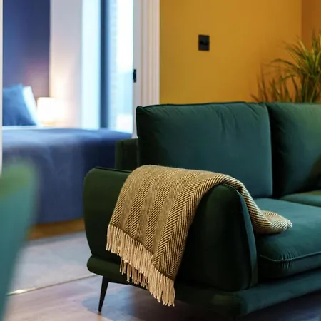 Emerald Elegance, 2bed 2bath Leeds Escape, Center & Stadium Apartment