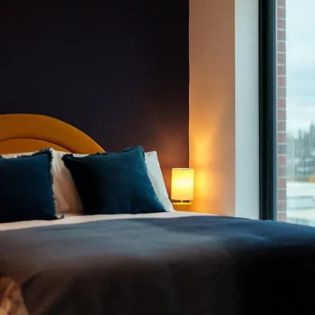 Emerald Elegance, 2bed 2bath Leeds Escape, Center & Stadium Apartment *
