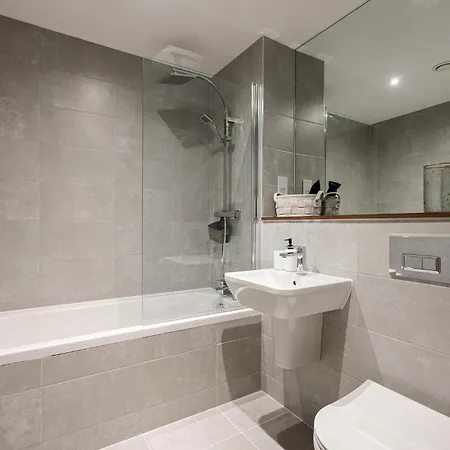 Emerald Elegance, 2bed 2bath Leeds Escape, Center & Stadium