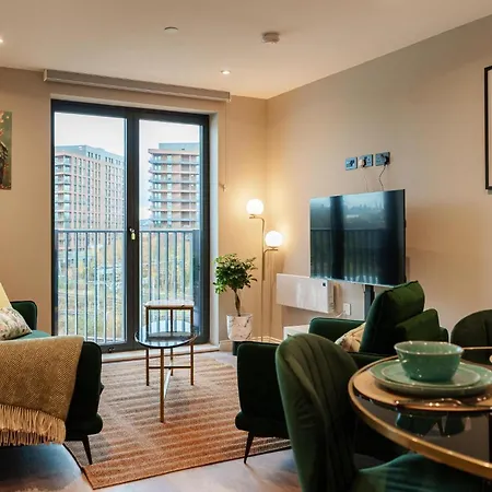 Emerald Elegance, 2bed 2bath Leeds Escape, Center & Stadium Apartment *