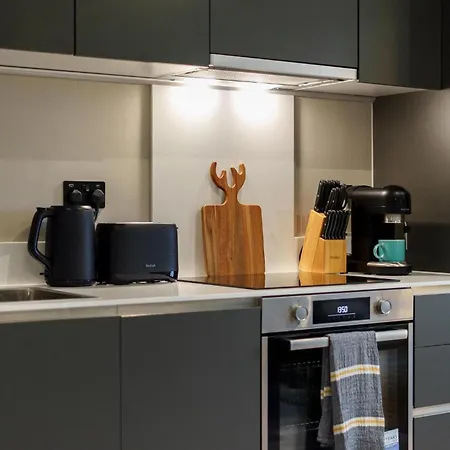 Emerald Elegance, 2bed 2bath Leeds Escape, Center & Stadium Apartment Leeds (West Yorkshire)