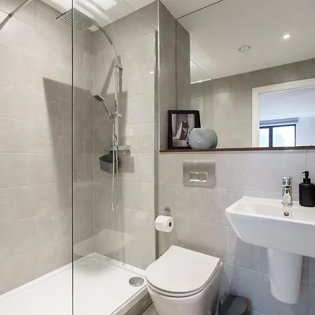 Emerald Elegance, 2bed 2bath Leeds Escape, Center & Stadium *