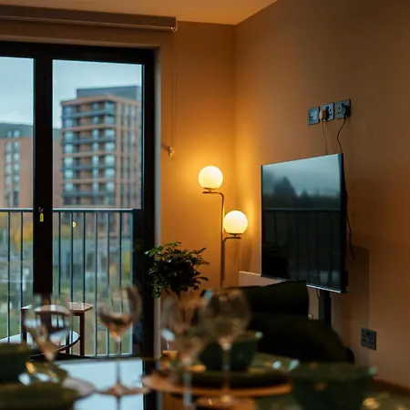 Emerald Elegance, 2bed 2bath Leeds Escape, Center & Stadium * Leeds (West Yorkshire)