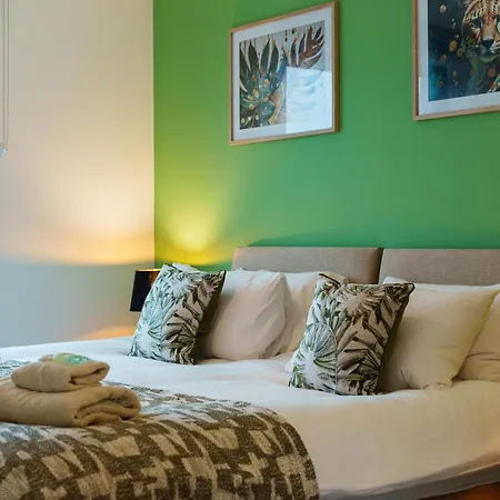Emerald Elegance, 2bed 2bath Leeds Escape, Center & Stadium Apartment *