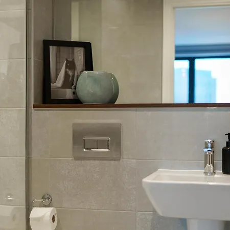 Emerald Elegance, 2bed 2bath Leeds Escape, Center & Stadium * Leeds (West Yorkshire)
