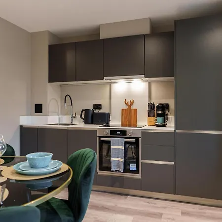 Emerald Elegance, 2bed 2bath Leeds Escape, Center & Stadium