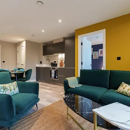 Apartment Emerald Elegance, 2bed 2bath Leeds Escape, Center & Stadium *
