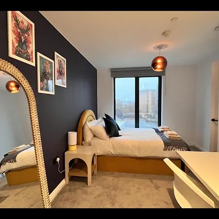 Emerald Elegance, 2bed 2bath Leeds Escape, Center & Stadium