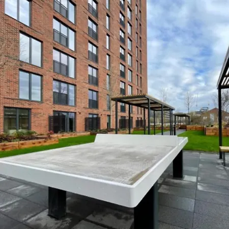 Emerald Elegance, 2bed 2bath Leeds Escape, Center & Stadium * Leeds (West Yorkshire)