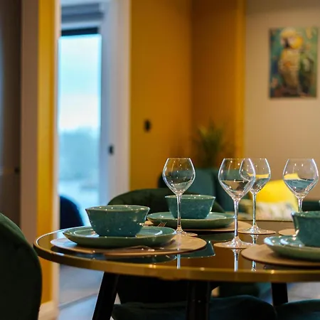 Daire Emerald Elegance, 2bed 2bath Escape, Center & Stadium