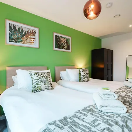 Emerald Elegance, 2bed 2bath Escape, Center & Stadium Apartment