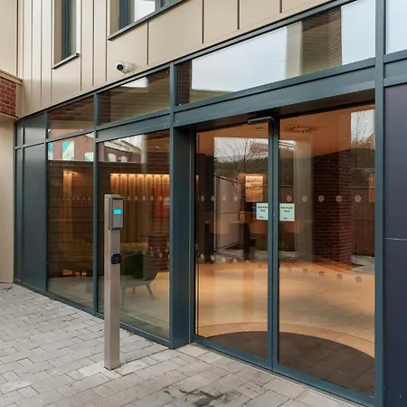 Emerald Elegance, 2bed 2bath Escape, Center & Stadium Daire