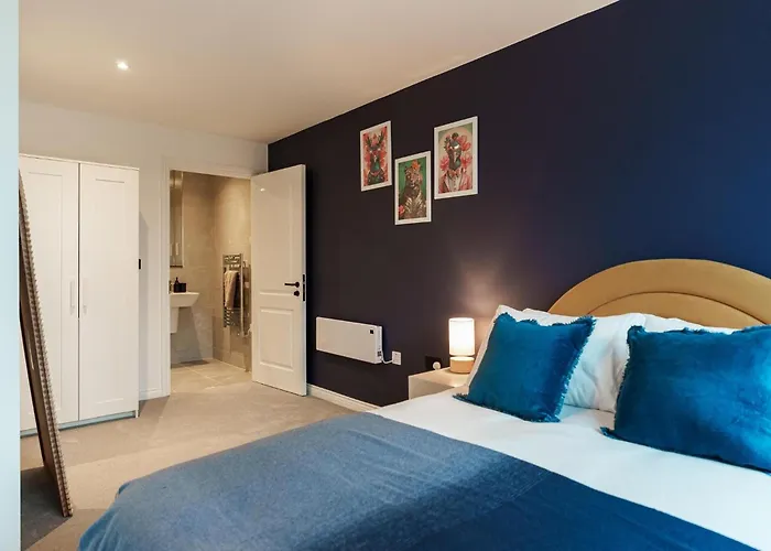 Jungle Luxe Retreat, 2bed 2bath Leeds, Center & Stadium