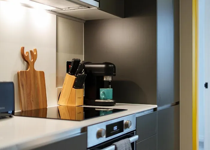 Jungle Luxe Retreat, 2bed 2bath Leeds, Center & Stadium * Leeds