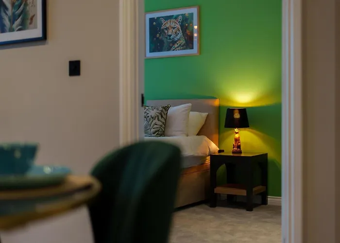 Jungle Luxe Retreat, 2bed 2bath Leeds, Center & Stadium * Leeds