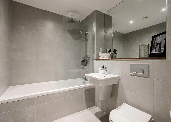 Jungle Luxe Retreat, 2bed 2bath Leeds, Center & Stadium