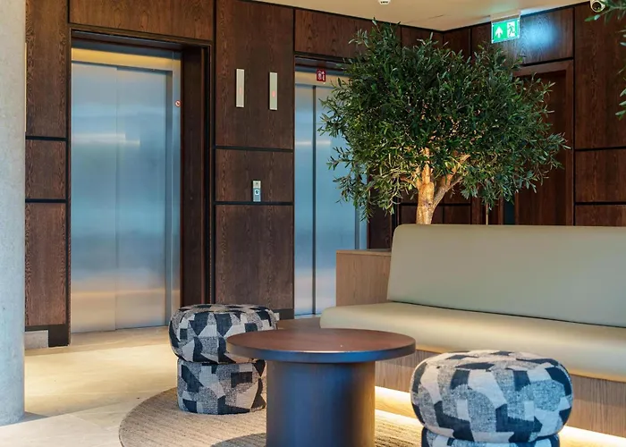 Jungle Luxe Retreat, 2bed 2bath Leeds, Center & Stadium Apartment