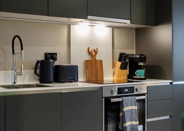 Jungle Luxe Retreat, 2bed 2bath Leeds, Center & Stadium Apartment Leeds (West Yorkshire)