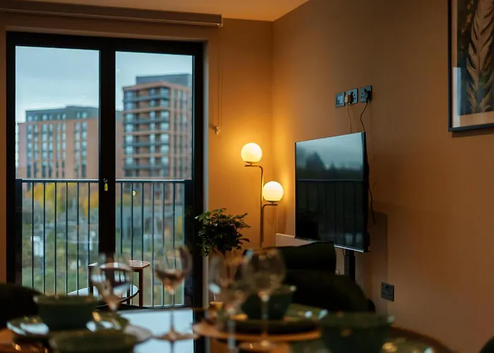 Jungle Luxe Retreat, 2bed 2bath Leeds, Center & Stadium * Leeds