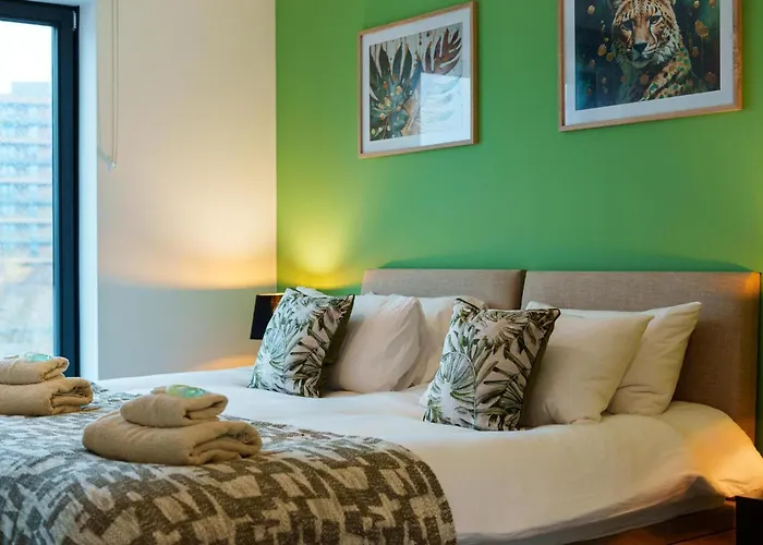 Jungle Luxe Retreat, 2bed 2bath Leeds, Center & Stadium Apartman *