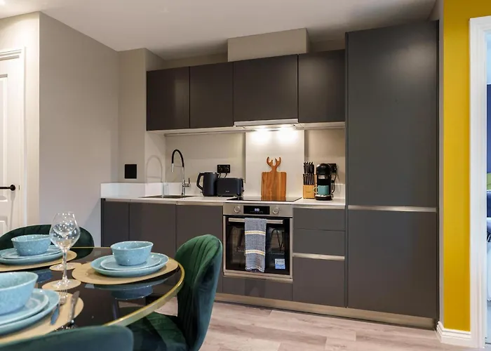 Jungle Luxe Retreat, 2bed 2bath Leeds, Center & Stadium