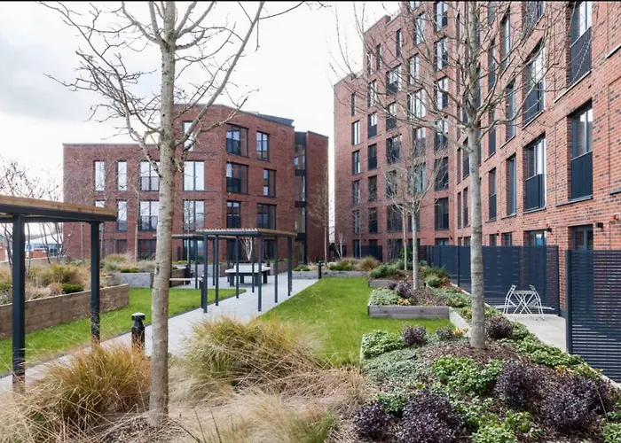 Jungle Luxe Retreat, 2bed 2bath Leeds, Center & Stadium * Leeds