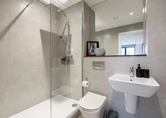 Jungle Luxe Retreat, 2bed 2bath Leeds, Center & Stadium *