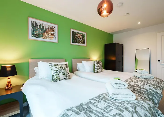 Jungle Luxe Retreat, 2bed 2bath Leeds, Center & Stadium Апартаменти