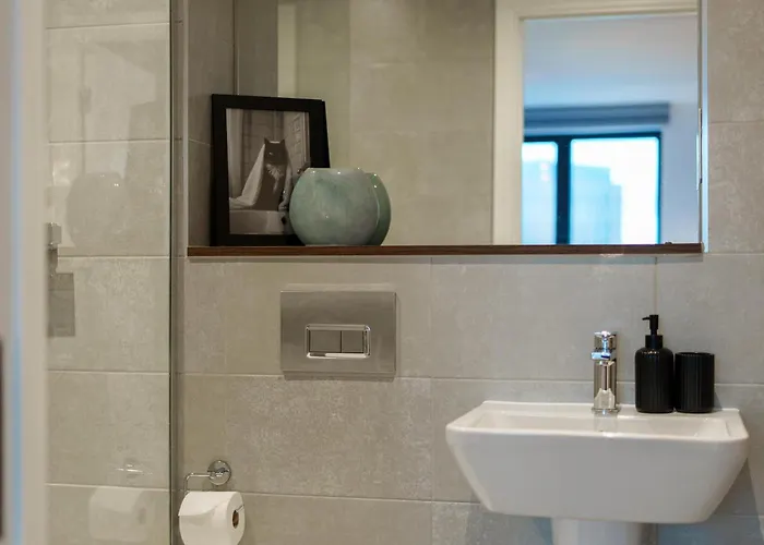 Jungle Luxe Retreat, 2bed 2bath Leeds, Center & Stadium * Лідс